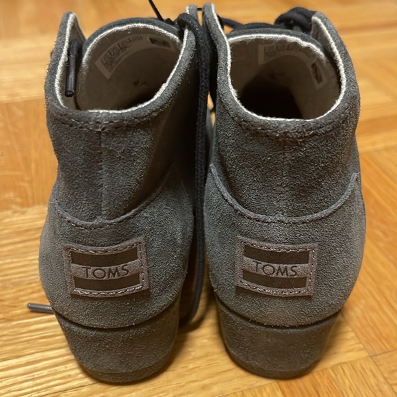 Brand new without tag Size 3.5Y Toms Girls Desert Wedge Heel Shoes - Picture 3 of 6